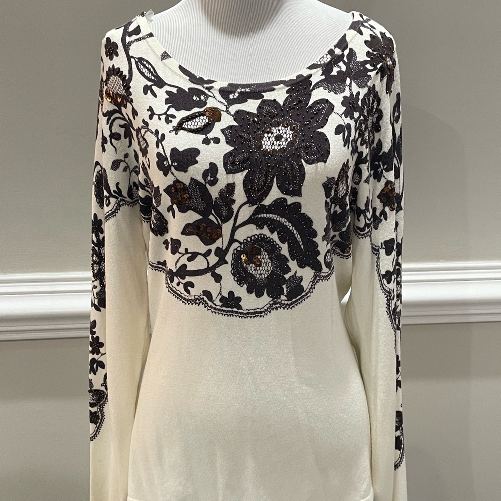 Beautiful sweater with floral pattern